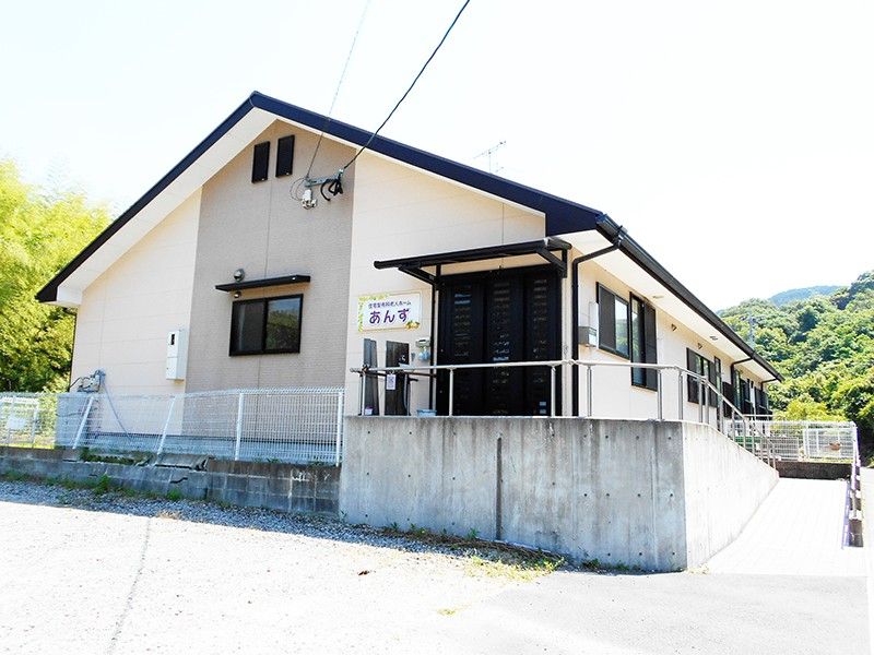 明るく穏やかな外観の施設