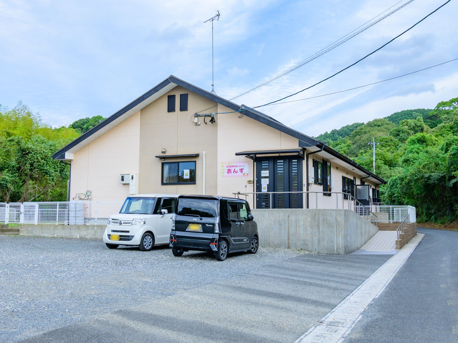自然に囲まれた建物外観