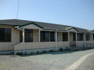 入り口にスロープがある、横長で平屋の建物