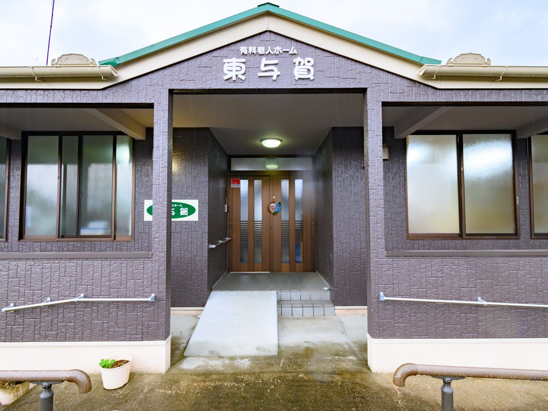 清潔感ある施設のエントランス