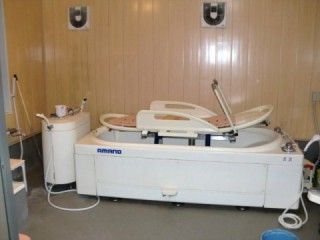 寝たまま入れる浴槽と入浴用ストレッチャー