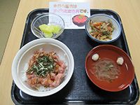 お吸物や丼ものが置かれているお盆の様子。施設で出されているメニュー