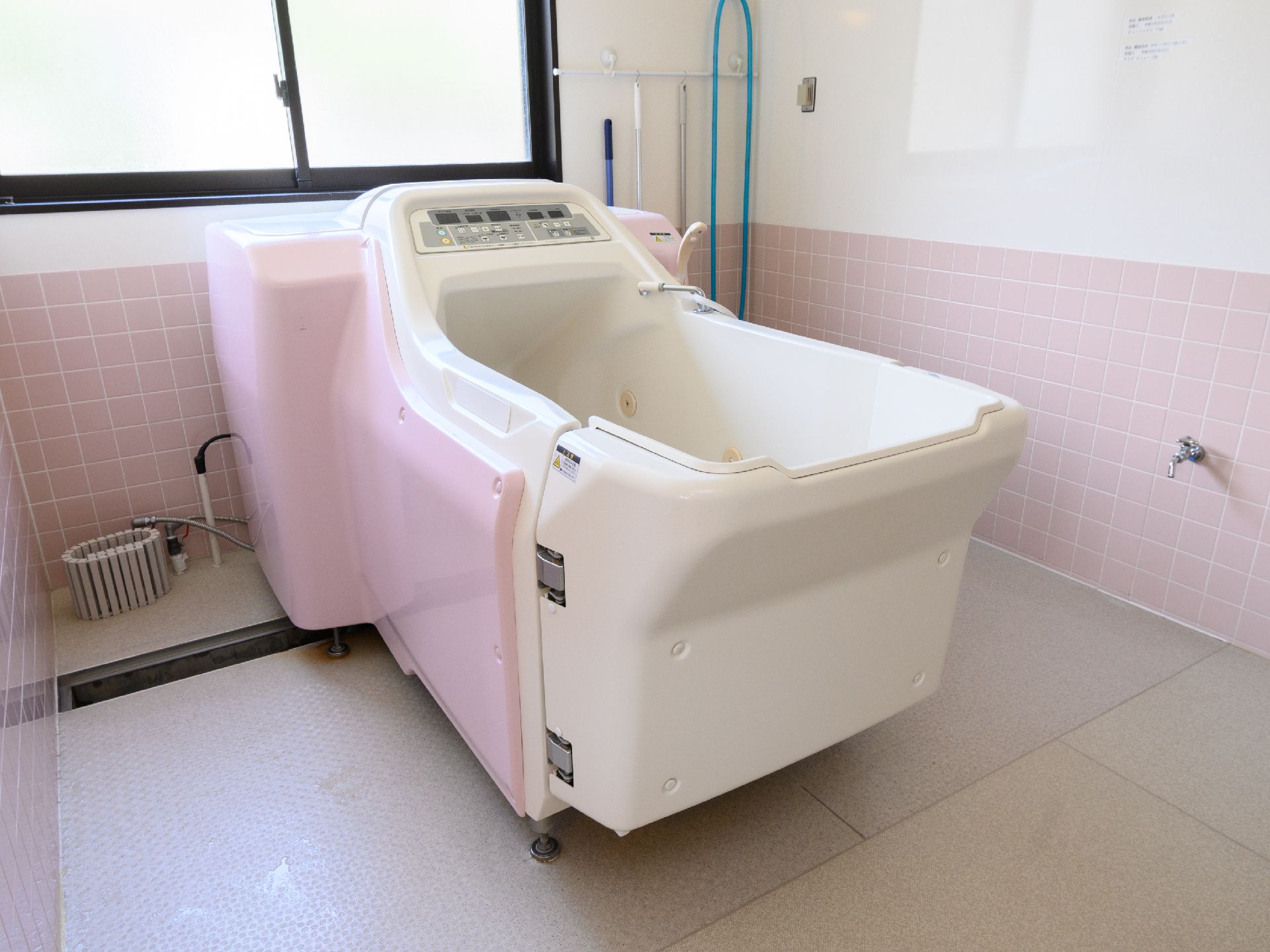 スタッフが操作する介護浴槽