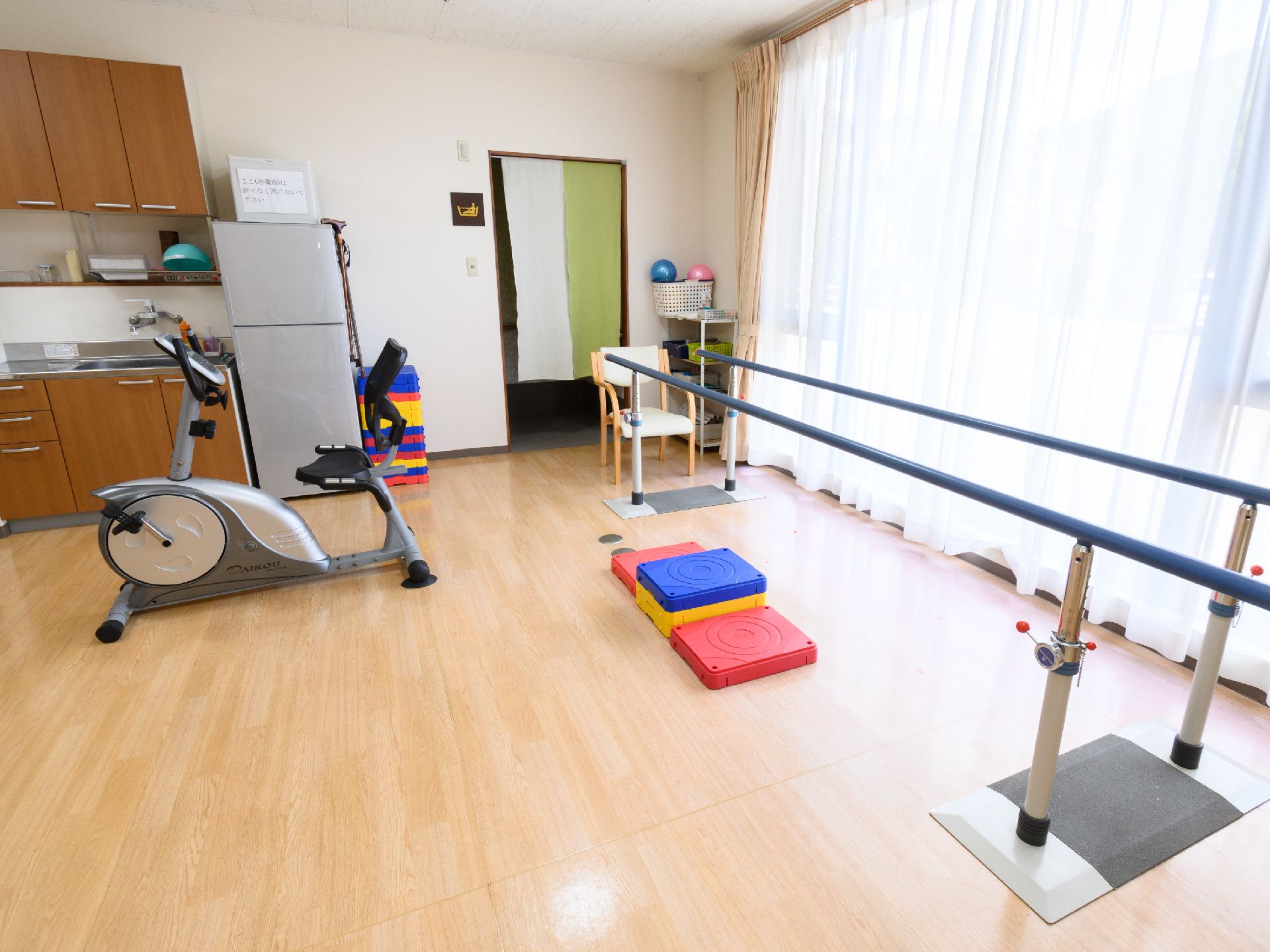 歩行訓練用の器具を備えたリハビリ室