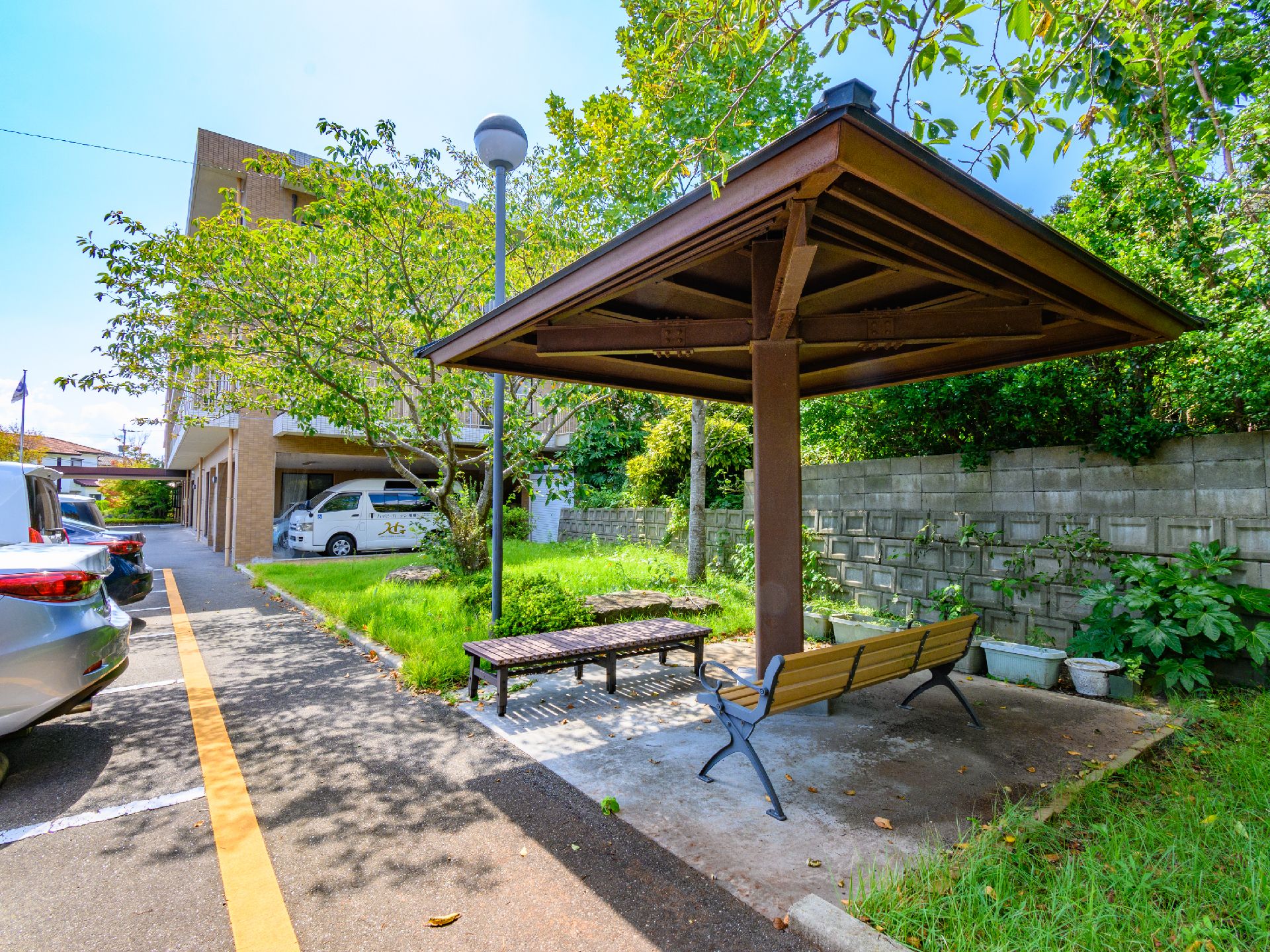 屋根付きのベンチを設置した中庭