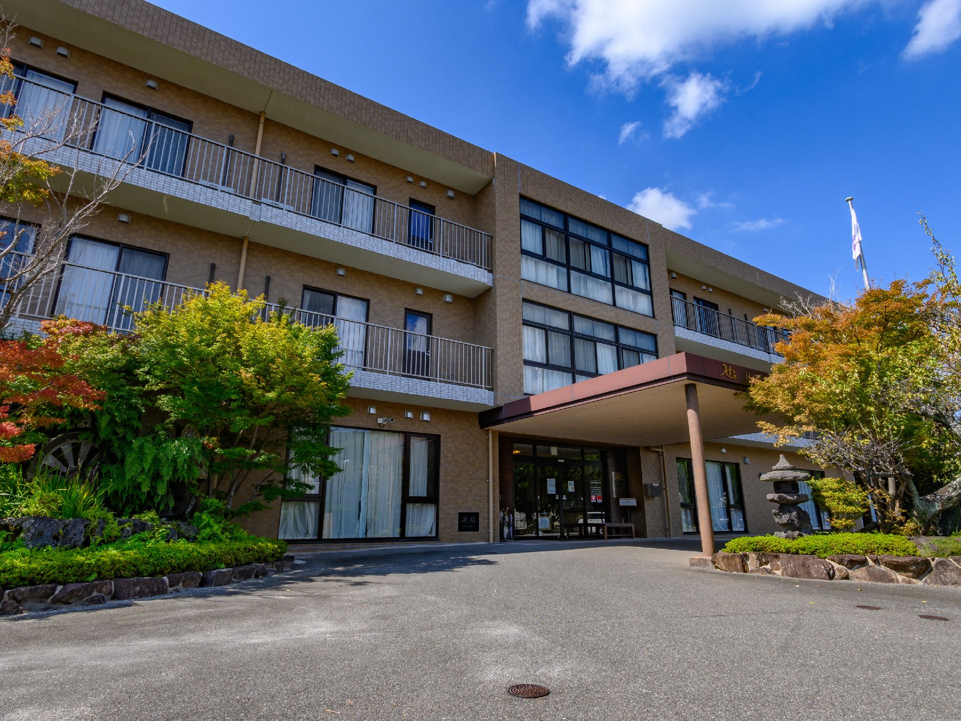 木や屋根を設置した玄関前
