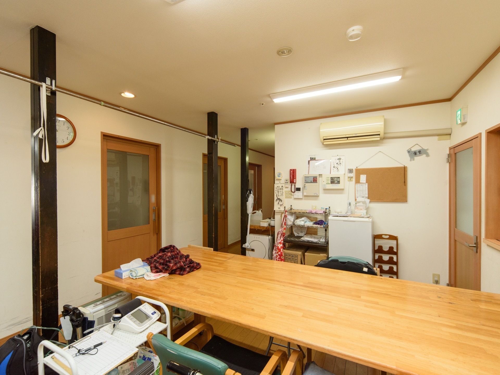 食堂は廊下との仕切りがなく、いずれも白色の壁にフローリングである。食堂の壁にはエアコンが取り付けられている。