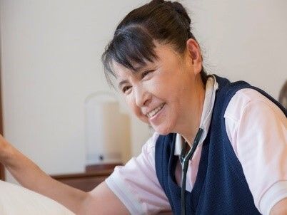 高齢男性の身体を支える女性ヘルパー