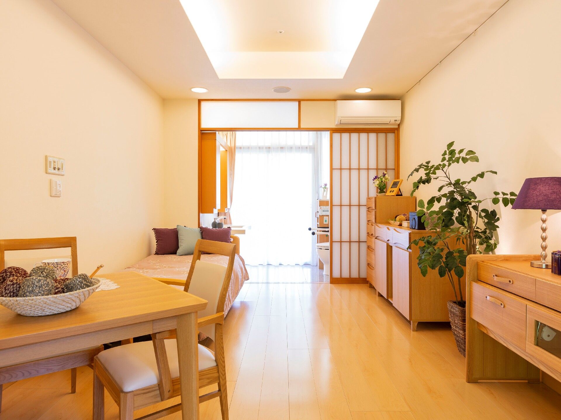 居室の明るい室内