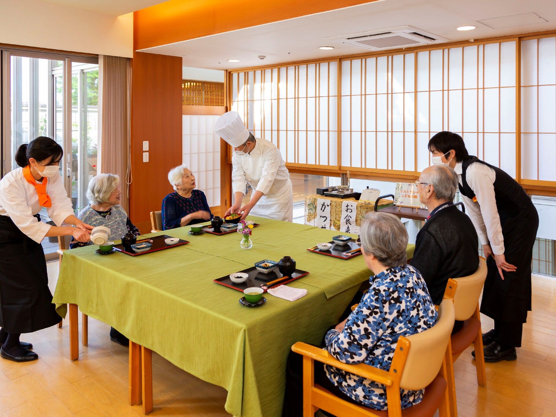 明るい食堂での食事風景