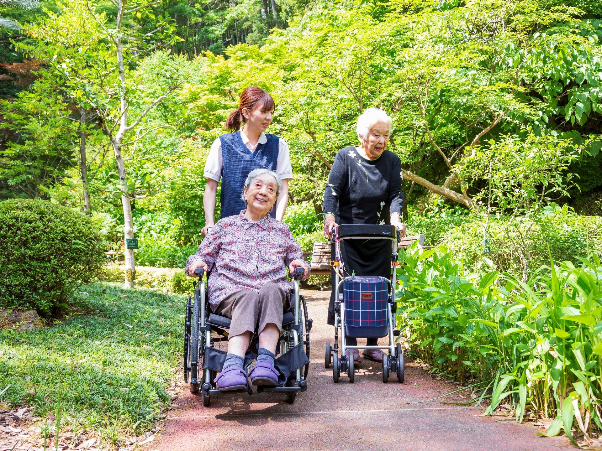 木材がふんだんに使われ、安らぎを感じる和モダンな空間には、落着いた色調のソファーやテーブルが置かれている。