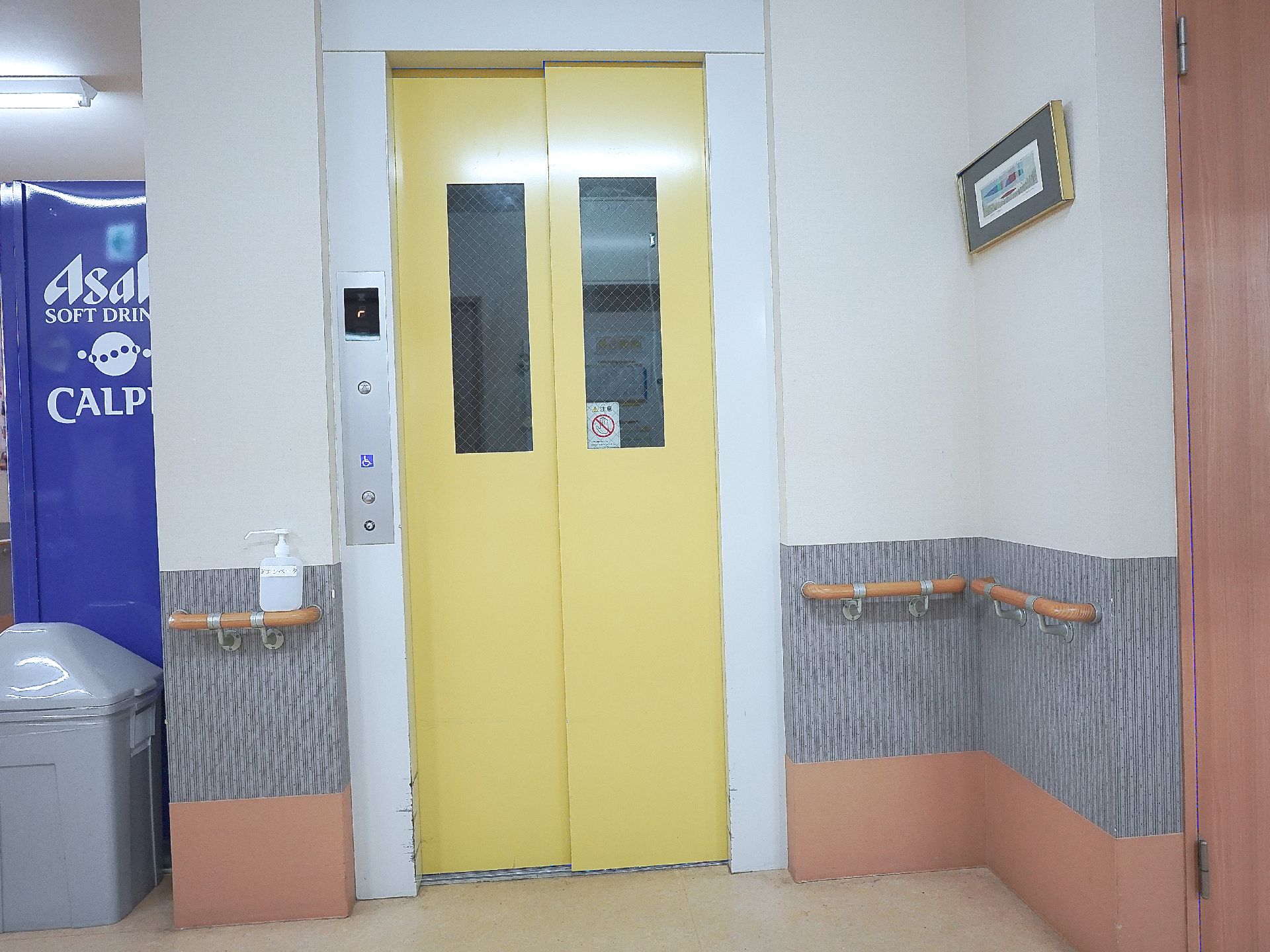 安全に利用できるように室内に手すりが付いているエレベーター