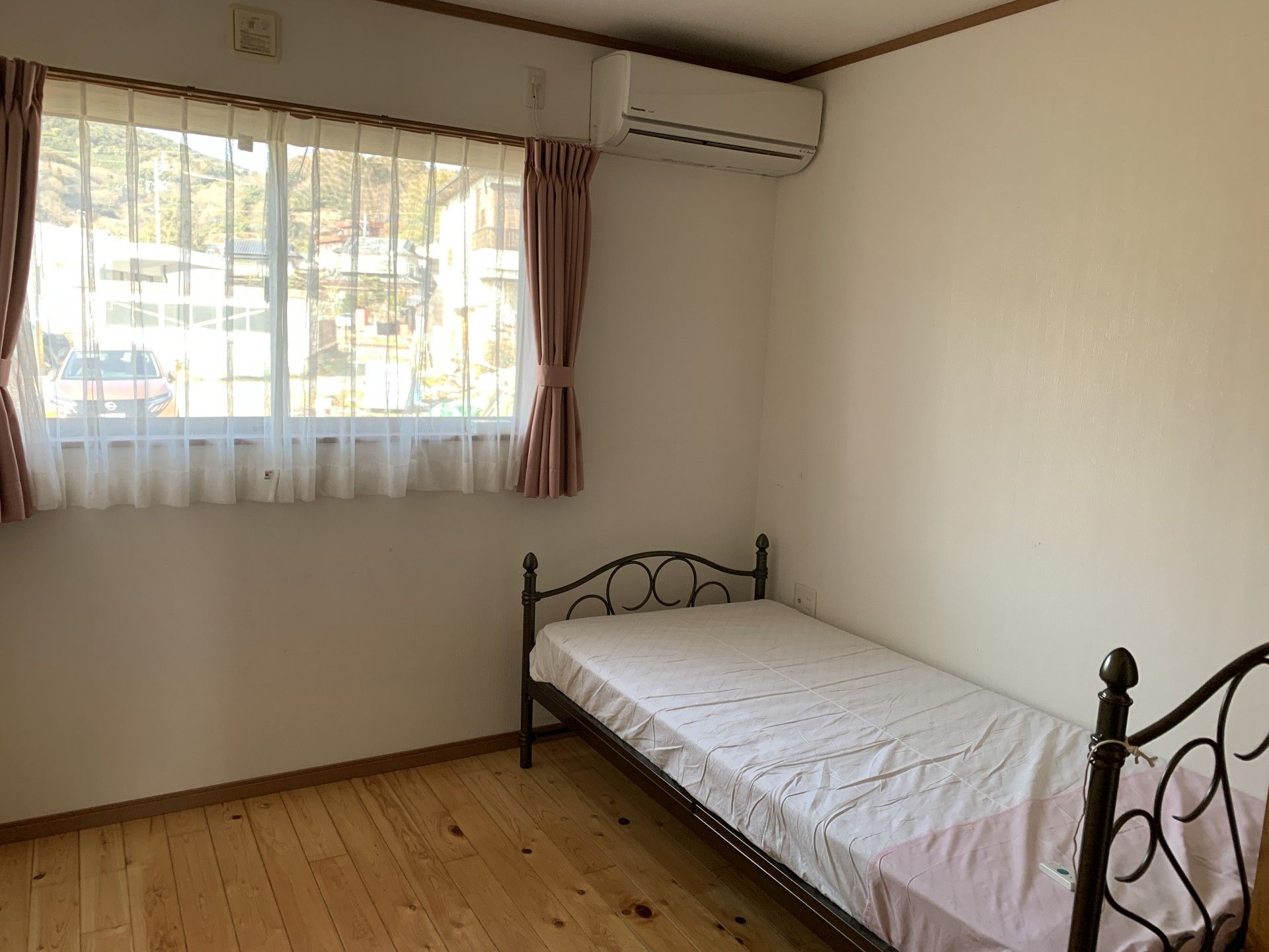 窓際のベッドがある部屋