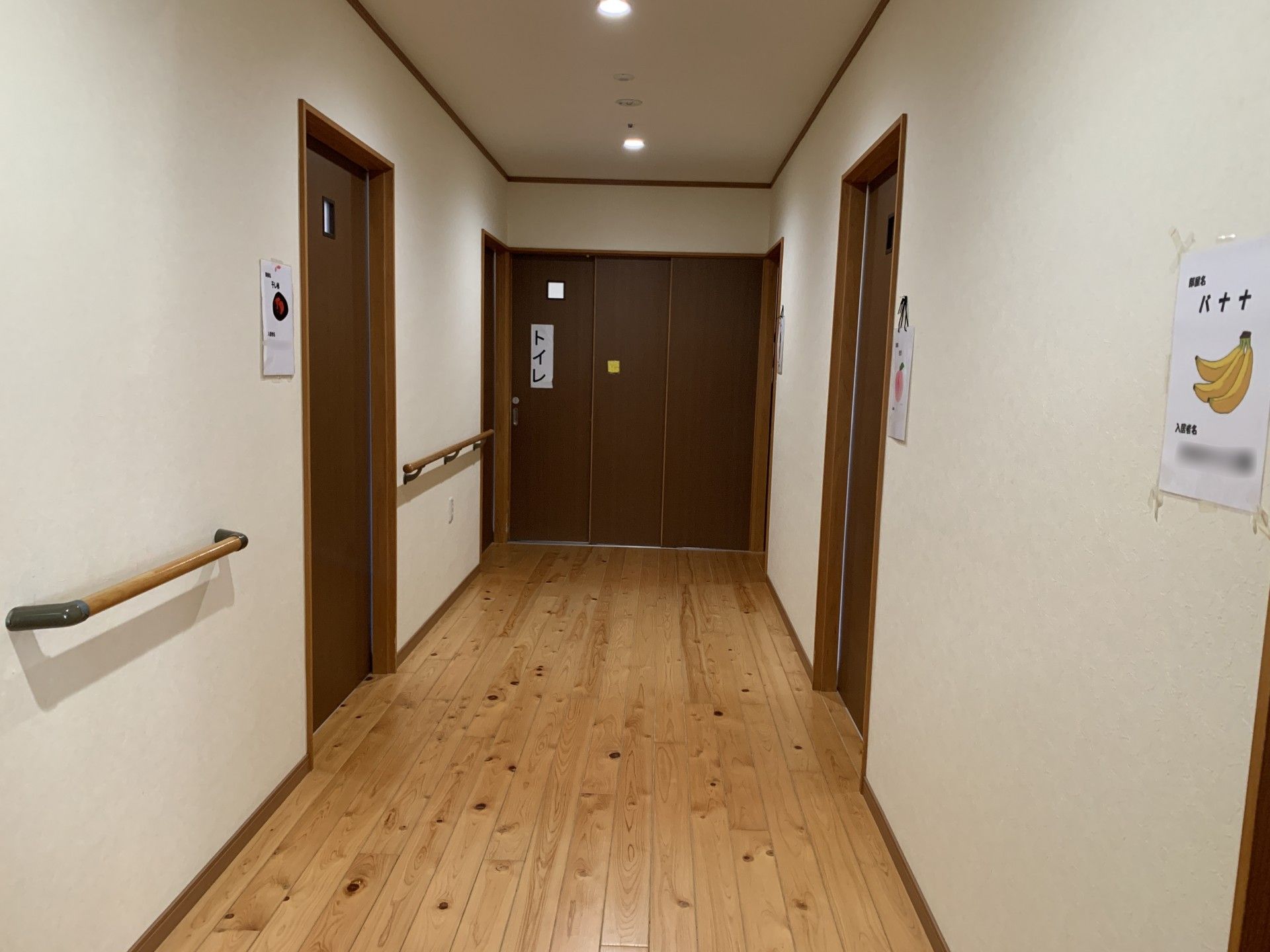 廊下の手すりとドア