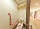 介護施設のトイレと廊下