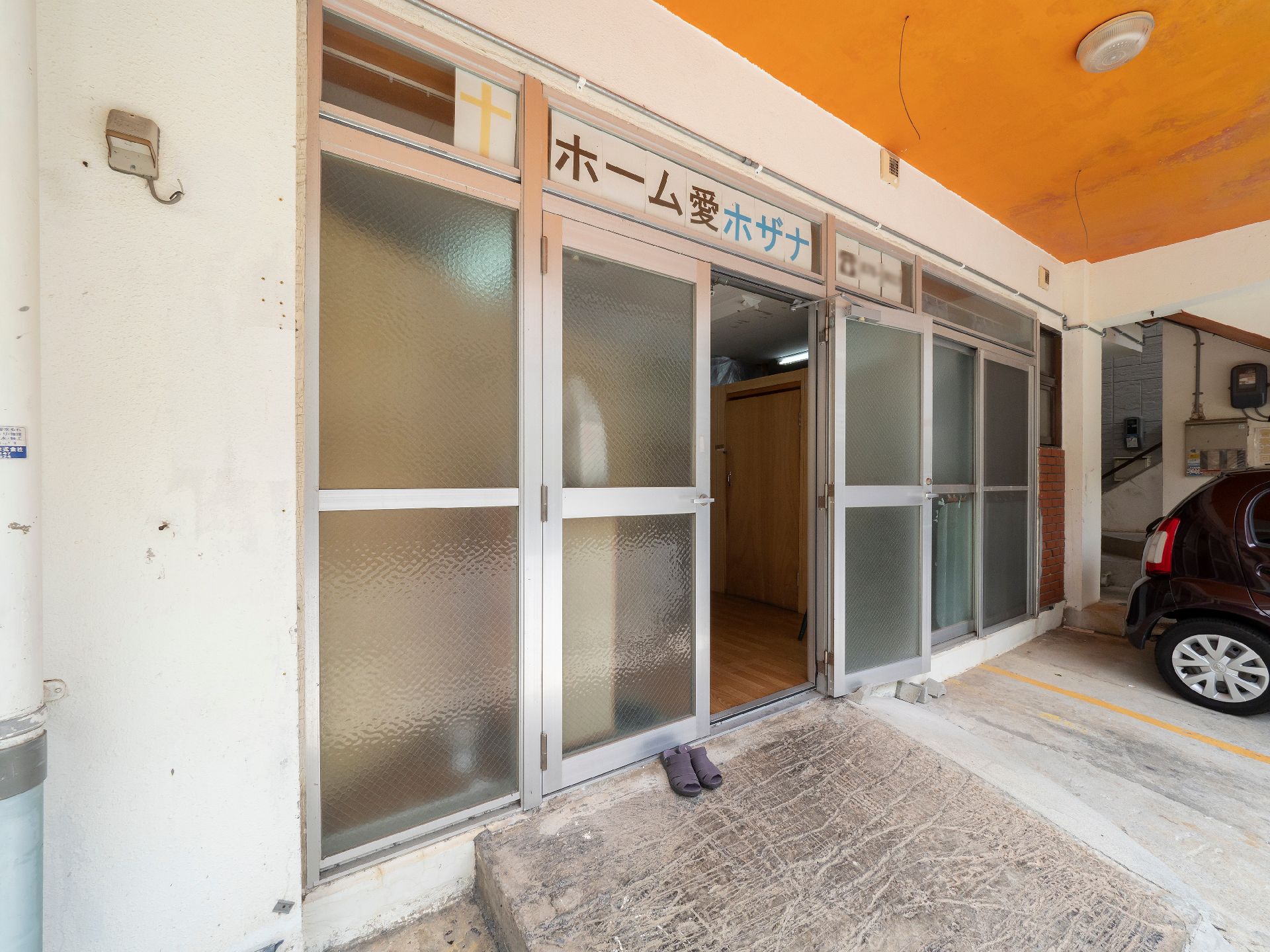屋根のある玄関