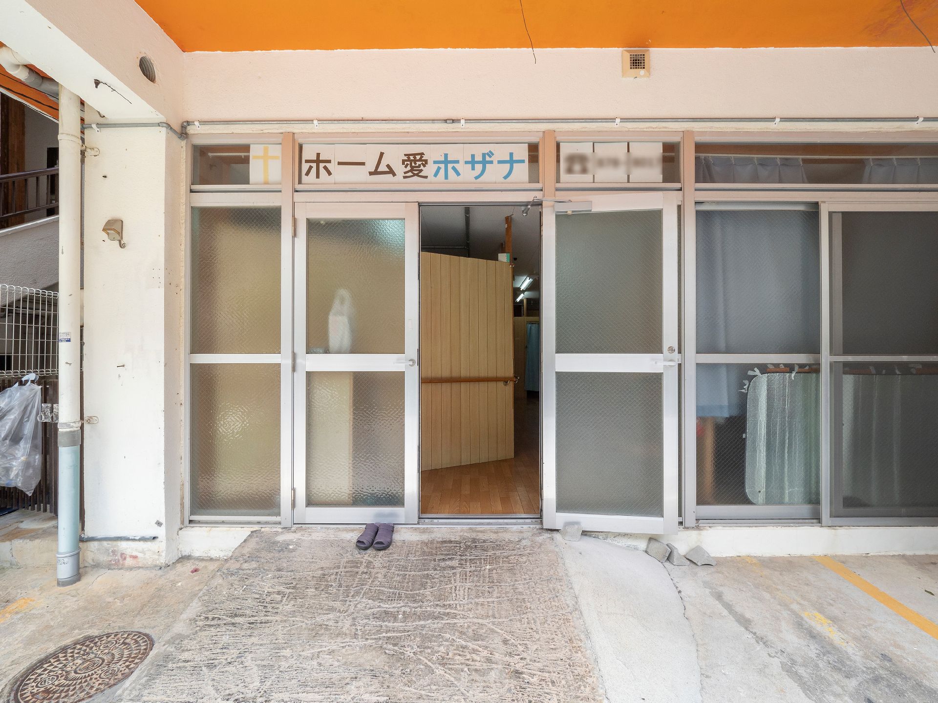 輪になってレクリエーションを楽しむ高齢女性と女性スタッフ