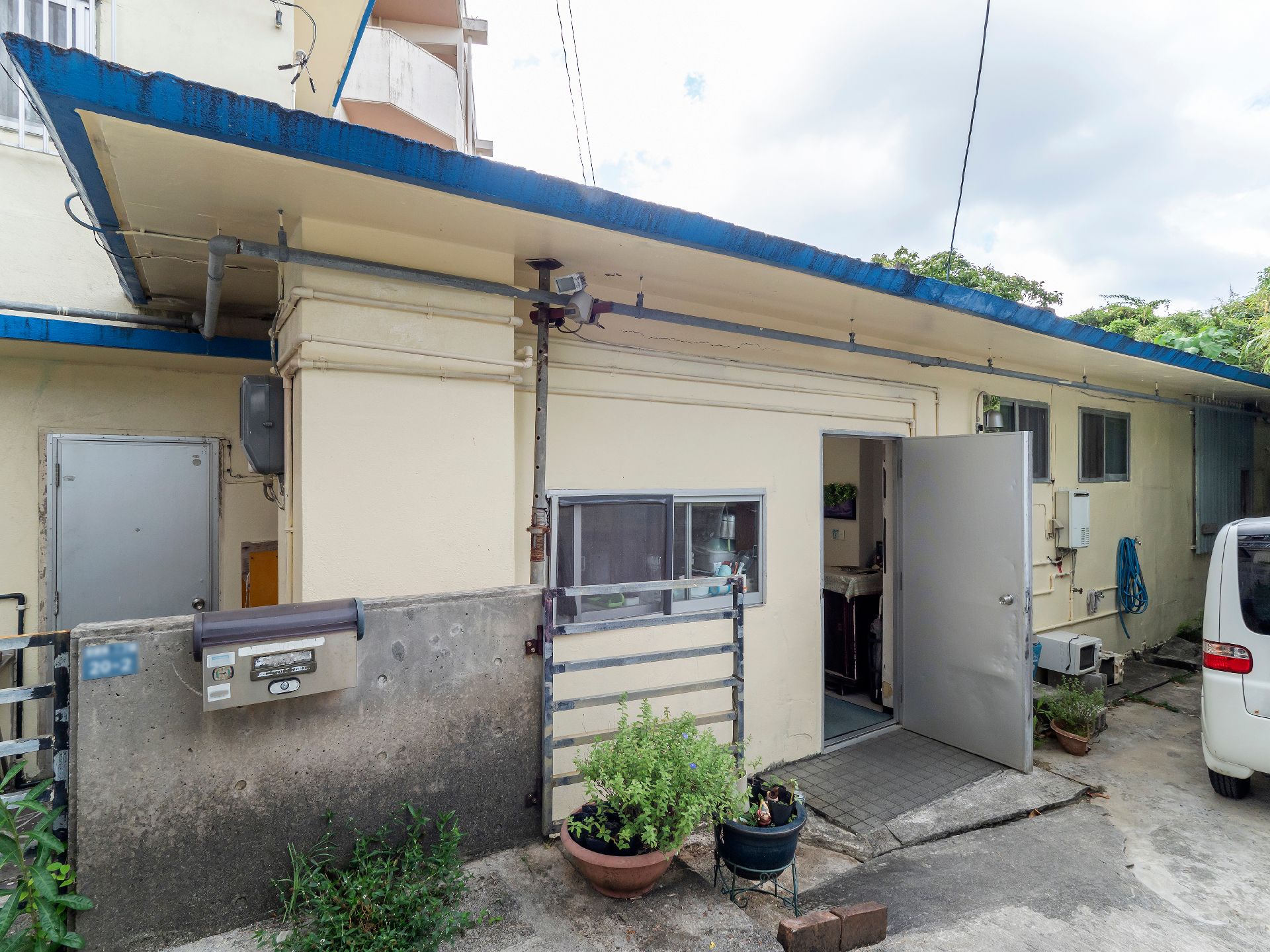 屋根を備えた玄関