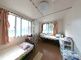 明るい二人部屋の居室