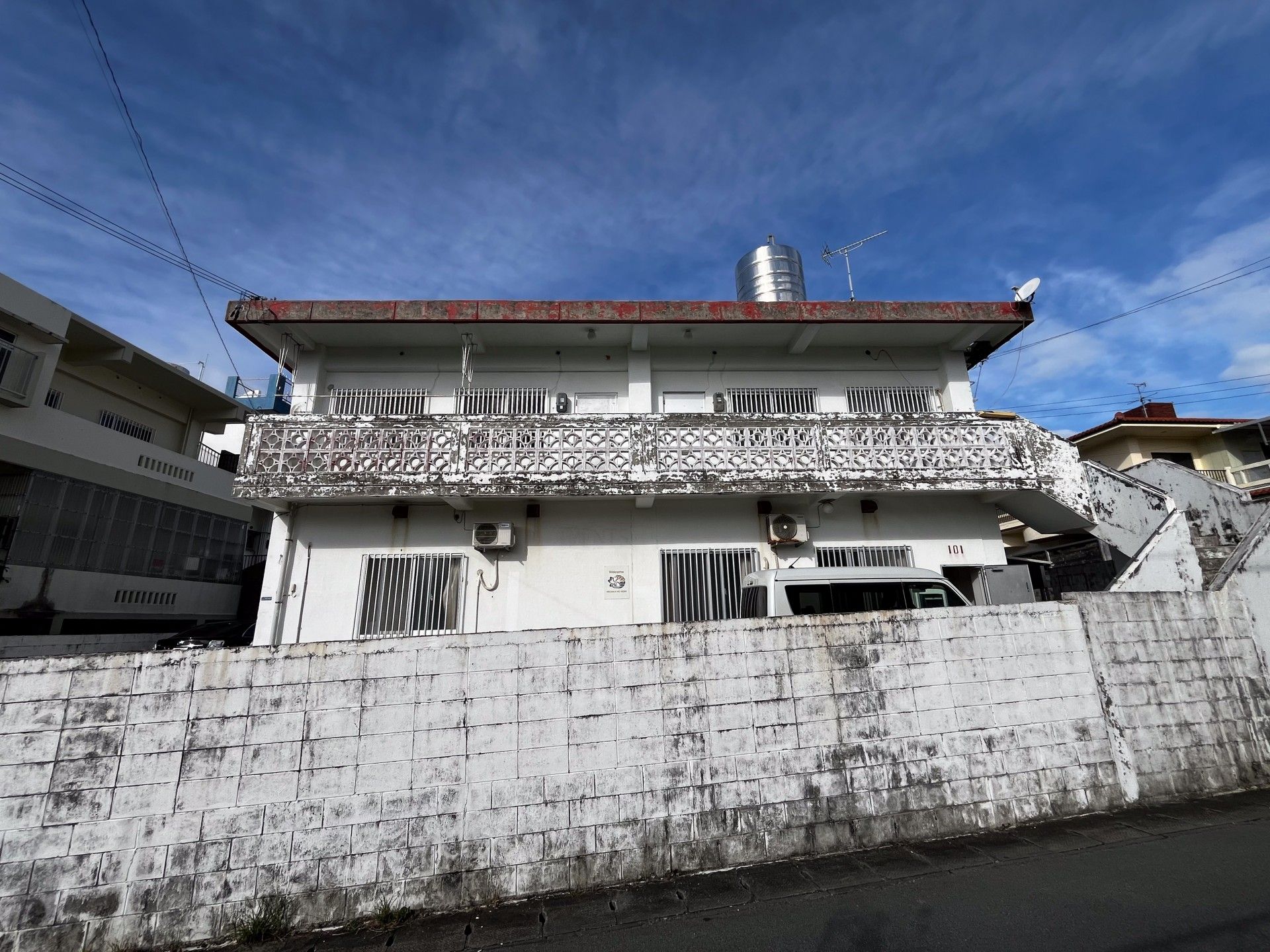 白い外壁の建物