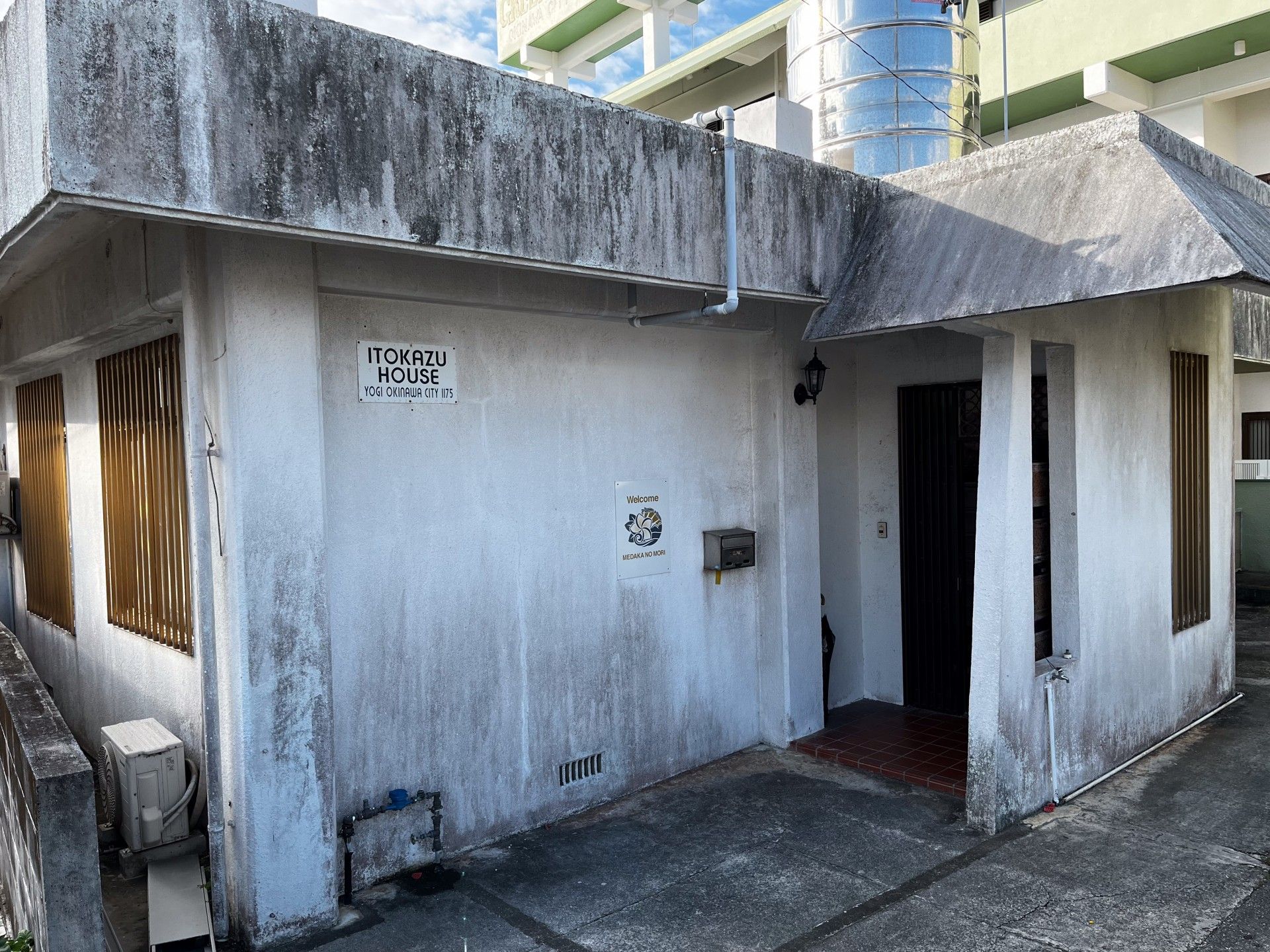 落ち着いた外観の建物