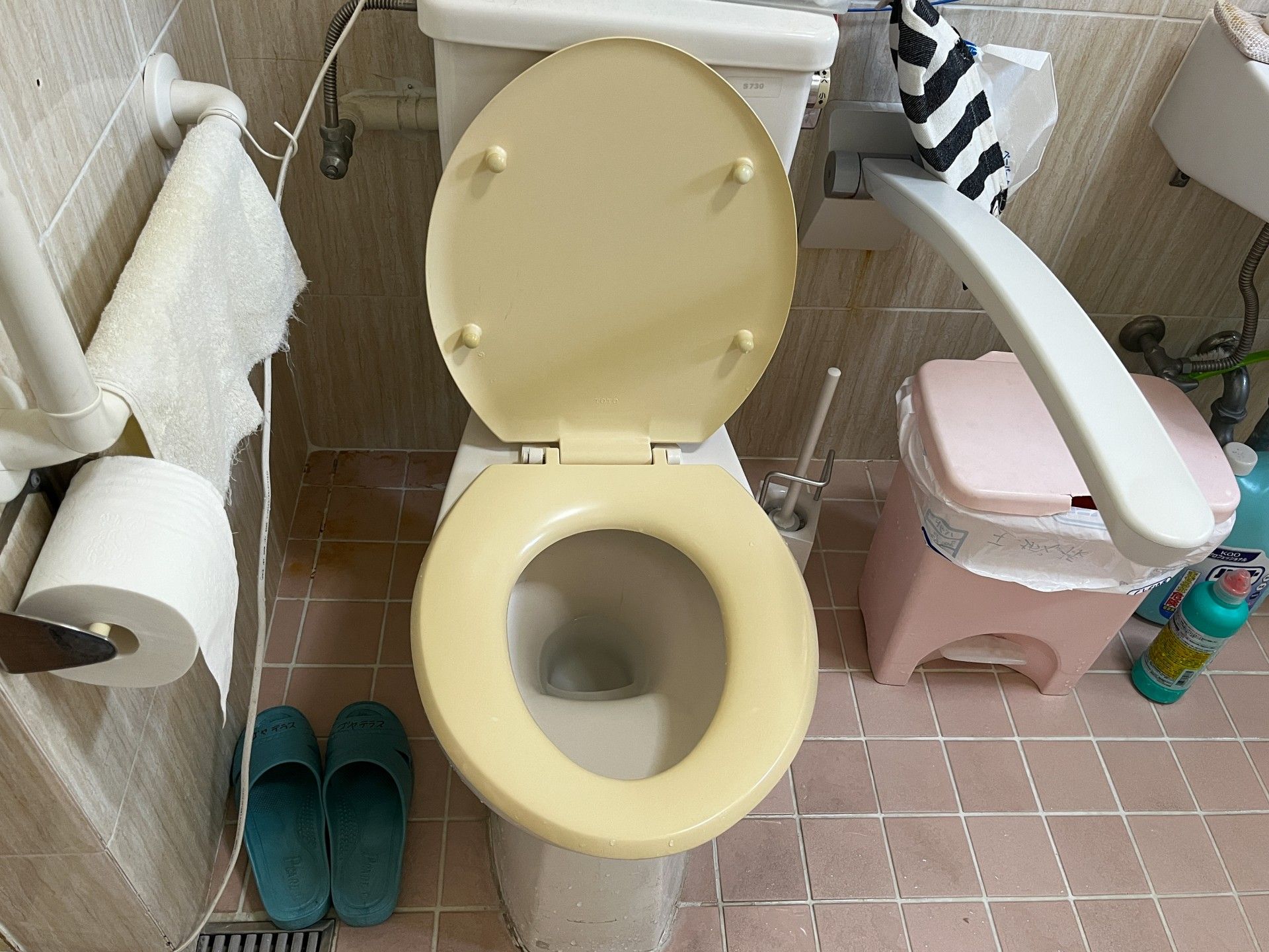 手すり付きのトイレ