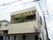 落ち着いた色調の2階建ての施設