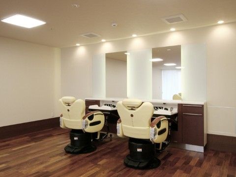 同時に２名までご利用が可能な理美容室が設けられている。シャンプー台もついており、いつでもリフレッシュできる。