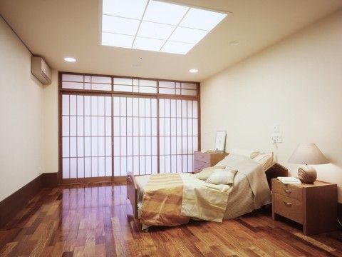 居室にはベッドやチェスト、エアコンなどが完備されている。天井は高く照明も大きいため、明るく開放感がある。