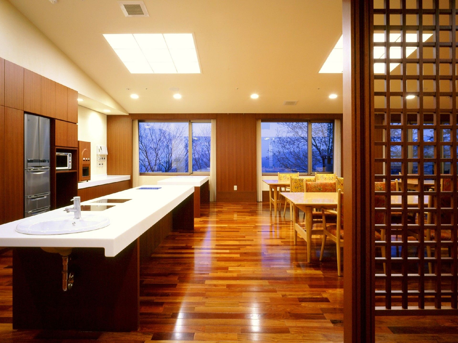 窓からの景色を楽しみながら食事をすることができる。大きなカウンター、冷蔵庫、レンジなども設置してある。