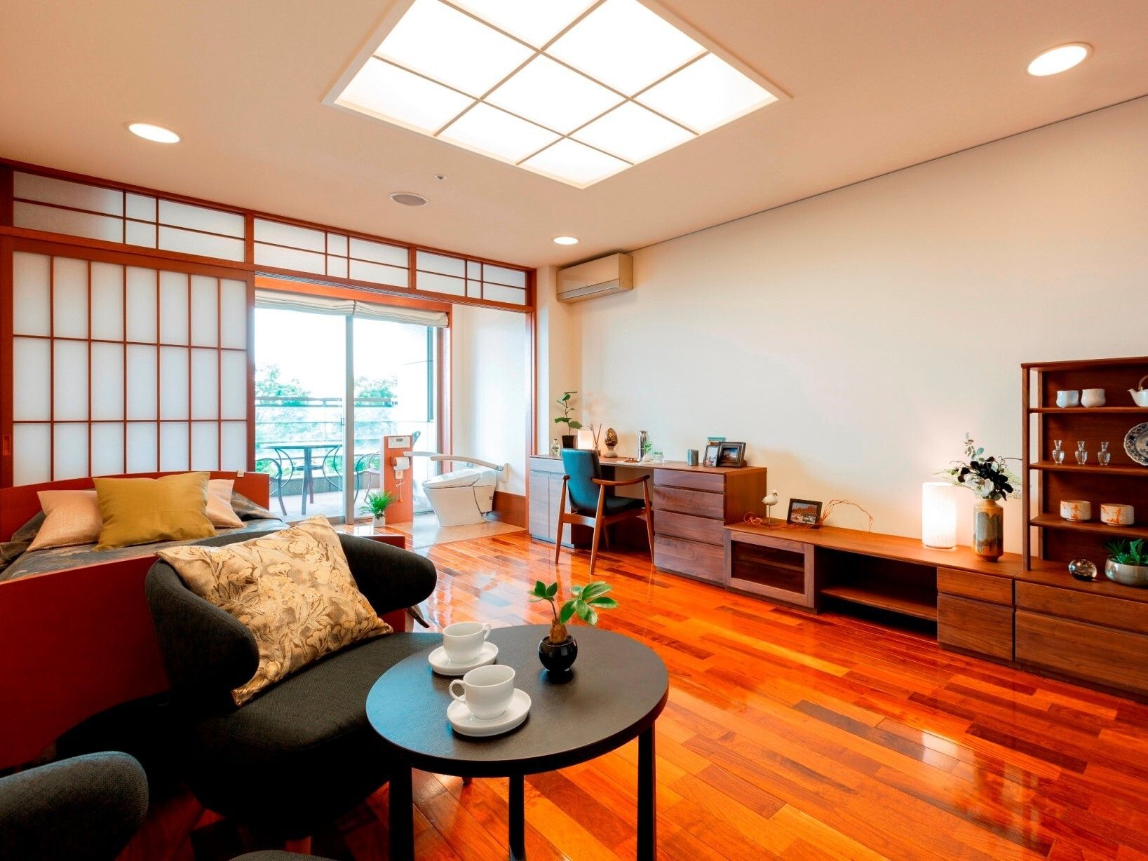 ビルトインの照明器具が設置されフローリングデザインが家具類と統一感ある居室