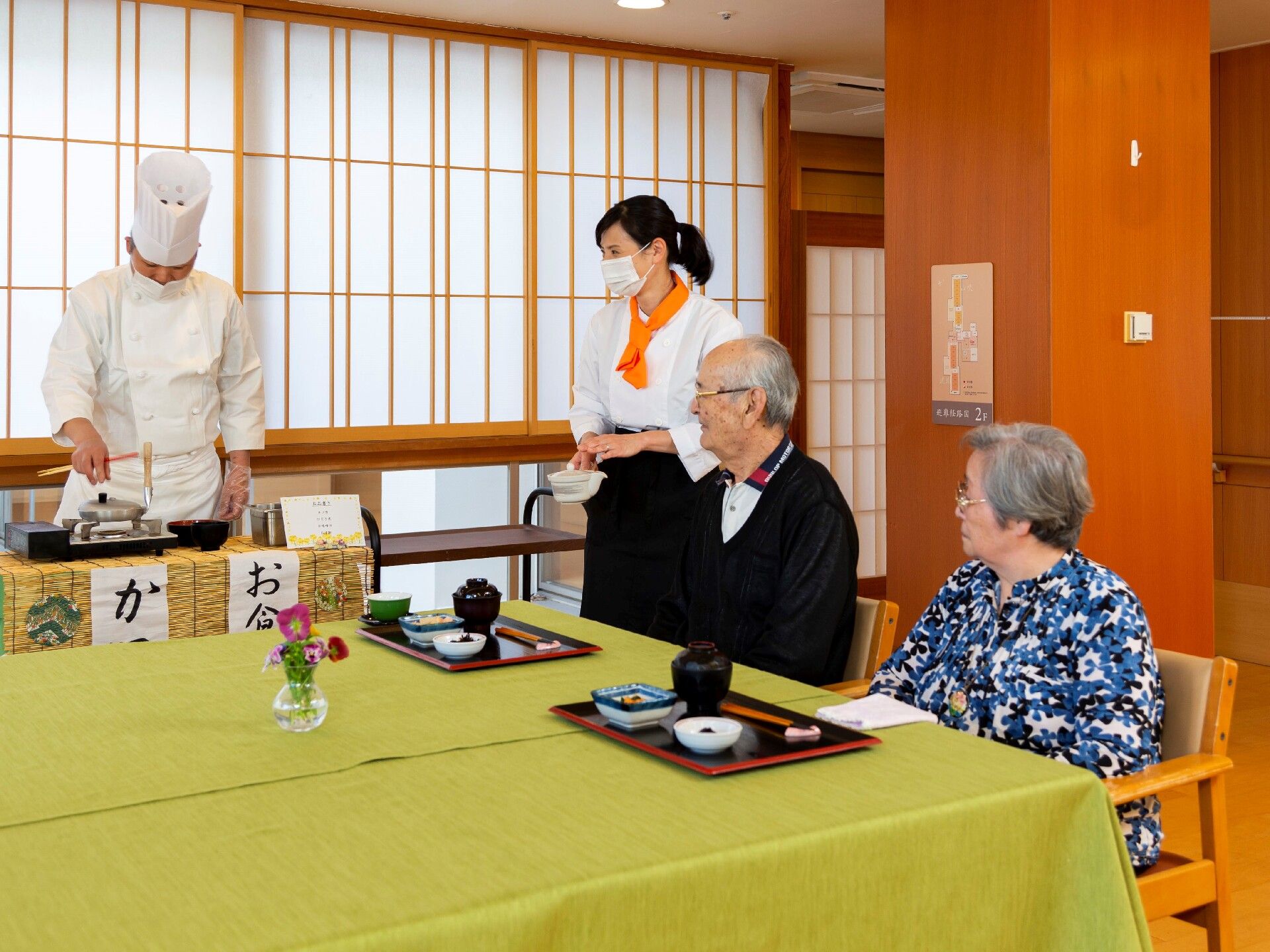 目の前で料理を作っている