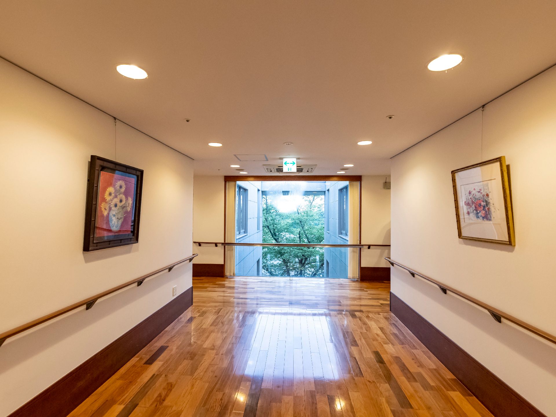 バリアフリー化され、手すりが行き渡り段差がほとんどない廊下