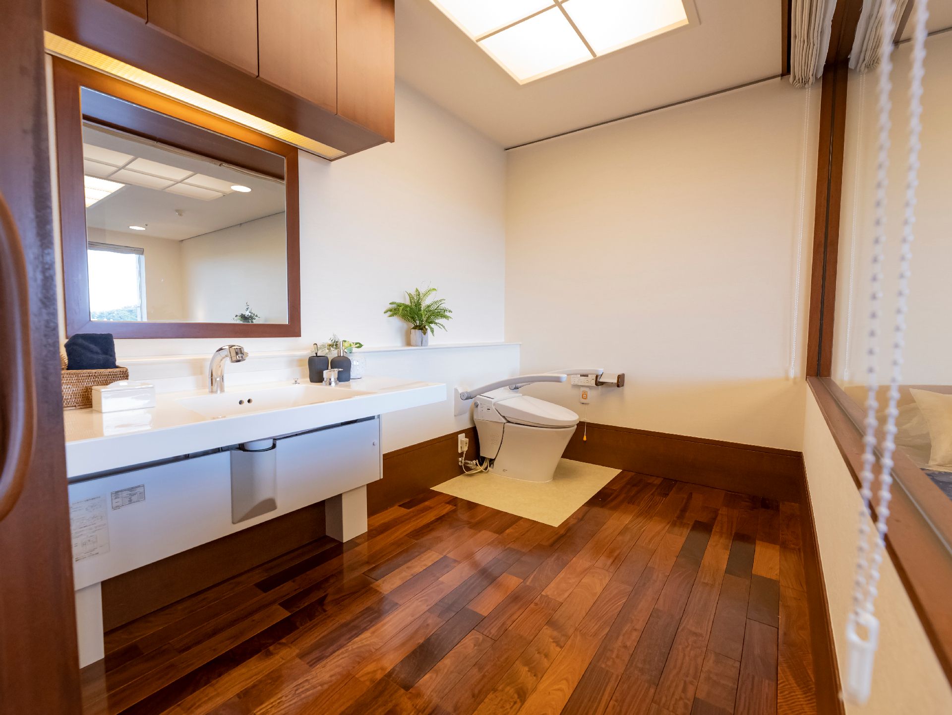 車椅子の方でも余裕をもって利用できるスペースの広いトイレ