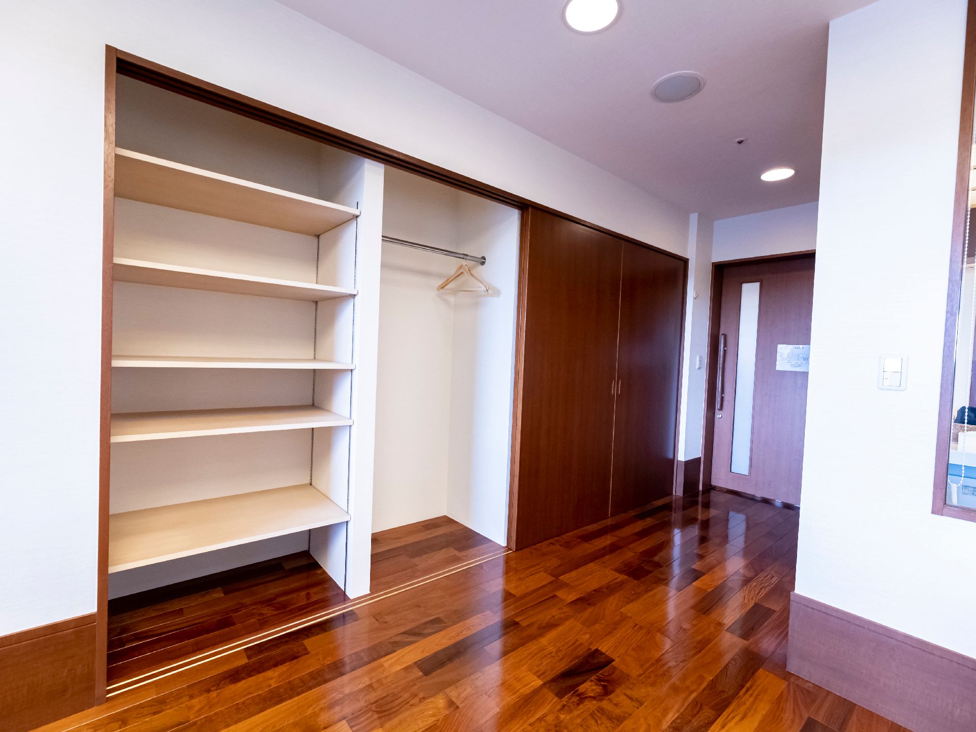 自宅から持ってきた洋服を掛けることができる居室のクローゼット