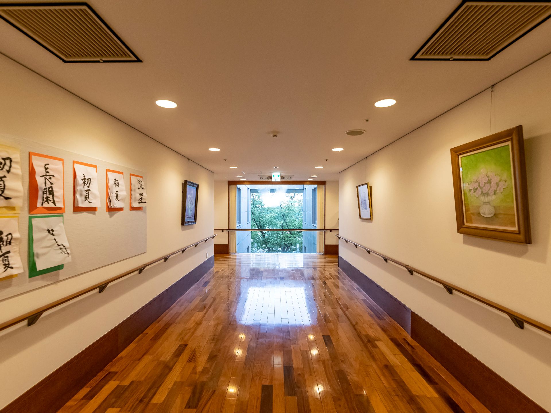 窓が設置され、日差しが降り注いでいる廊下