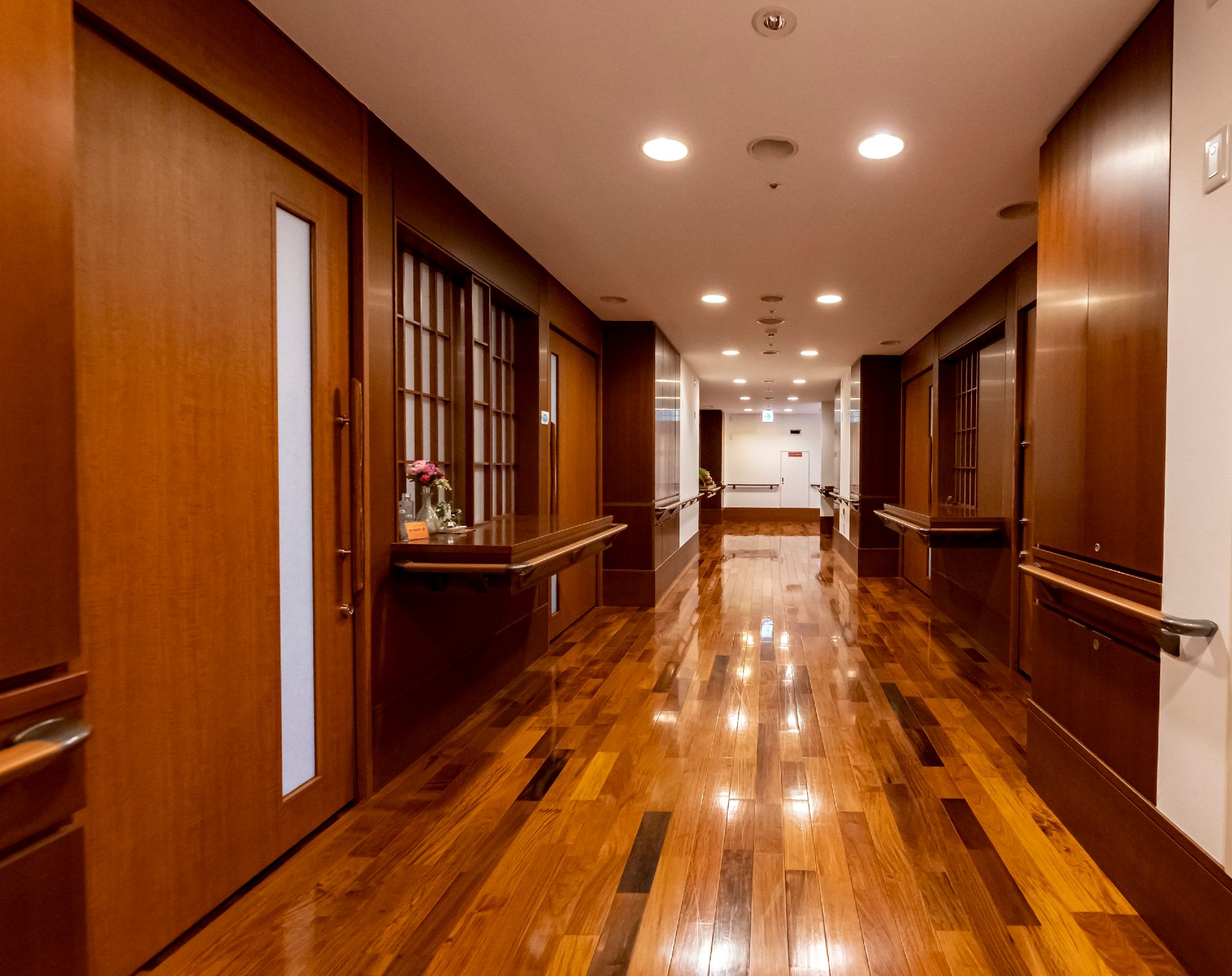 手すりと引き戸が設置された廊下