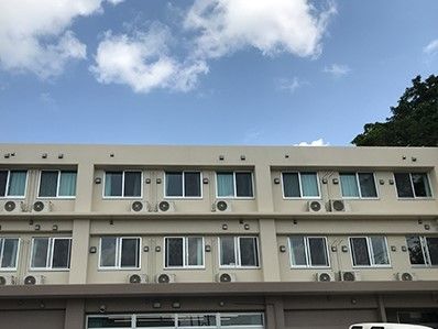 青空が写っている施設の写真。鉄骨造の建物の外観が写っている