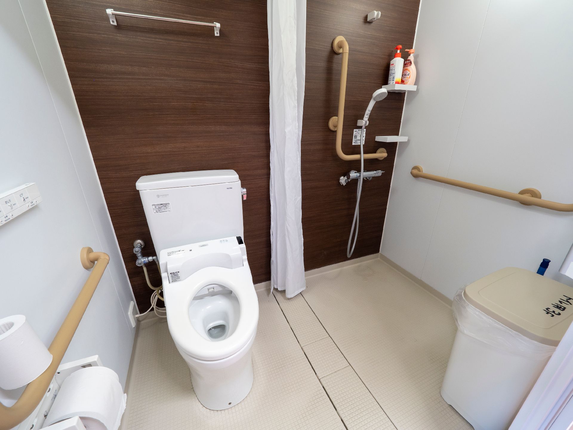 手すりを利用いただけるトイレ