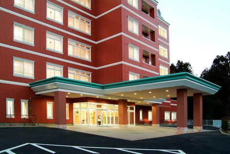 明るいエントランスの建物