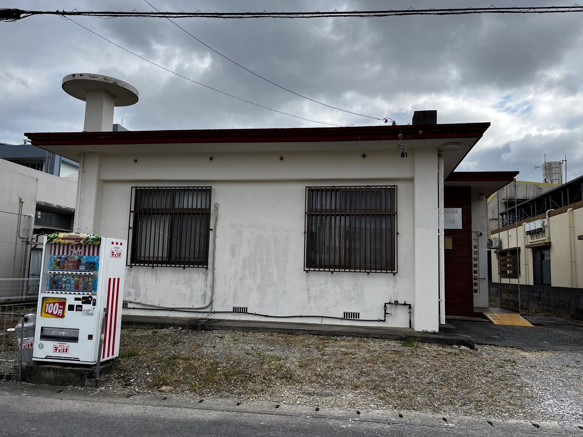 自動販売機と建物の外観