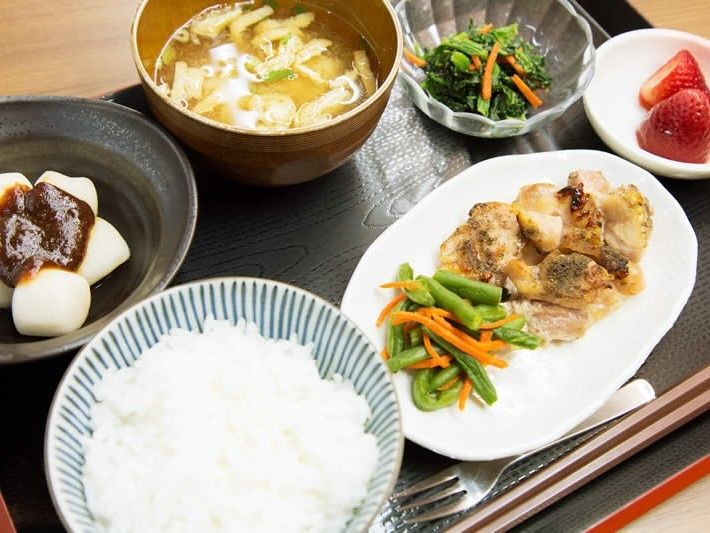 ごはんとおかずが並んでいるある日の一色の様子。施設内で出されている普通食