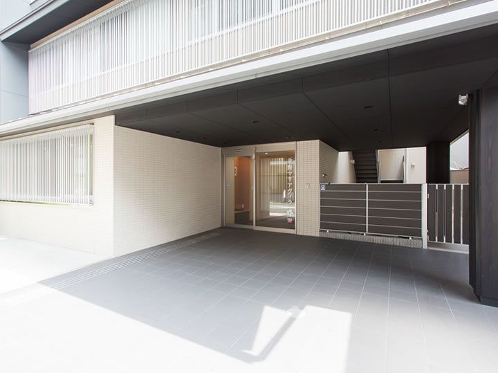 建物の外側からエントランスを写した写真。鉄骨造tの建物の正面部分