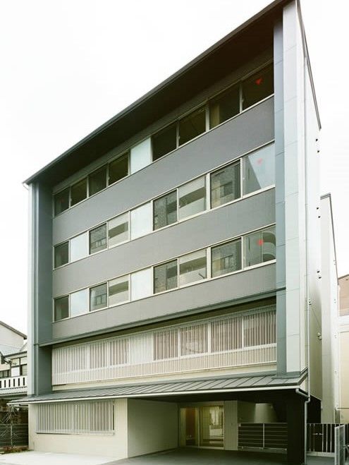 優しい色合いの壁が印象的な建物。施設の外観を写した写真