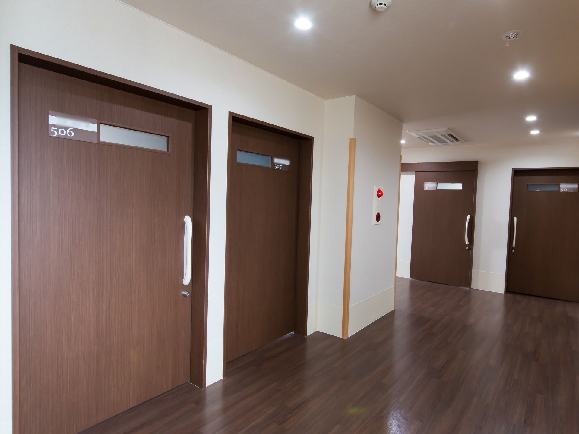 共用廊下の柱の角にはベージュ色のクッションを設置している。入居者様の不意な衝突の際にも衝撃を緩和することができる。