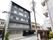 モダンスタイルがおしゃれな５階建ての建物である。周辺はアパートやマンションが立ち並ぶ閑静な住宅街である。