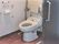 トイレは引き戸で背もたれや手すりが付いており、壁には呼び出しボタンが設置されている。