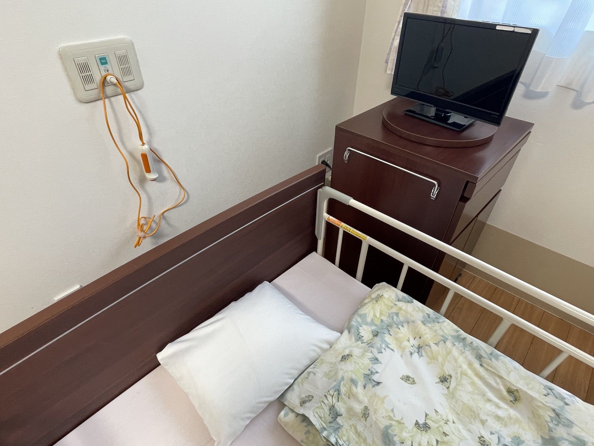 柵のある備え付けのベッド