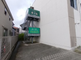 介護施設の外観が写った風景