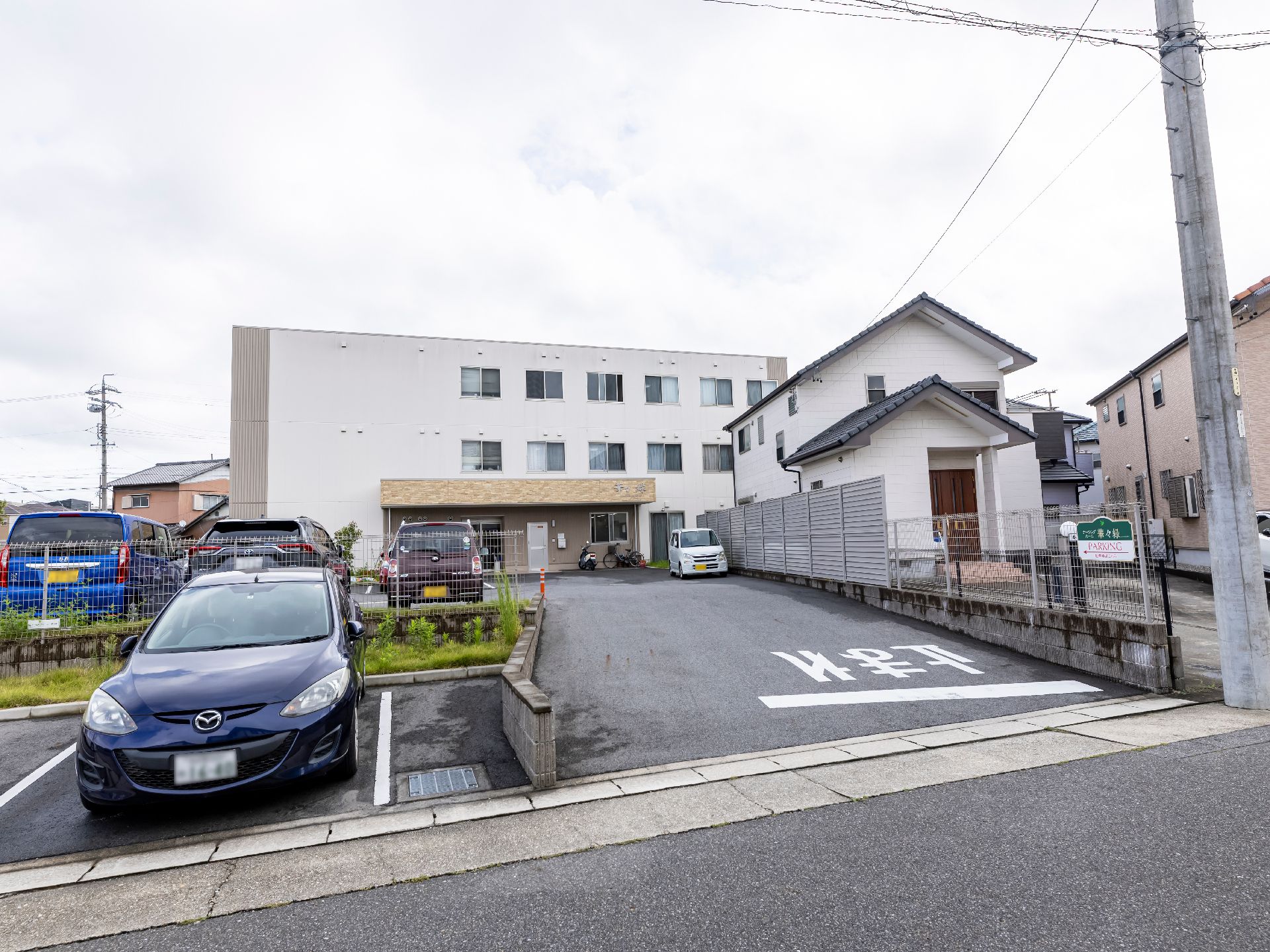 駐車場から撮影した介護施設の外観